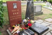 《以墓地之死我是谜，凶手是谁》（探索真相）